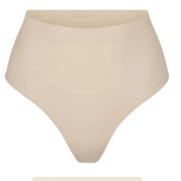 New 
Shaping Underwear
MID WAIST THONG‎ - Picture 3 of 10